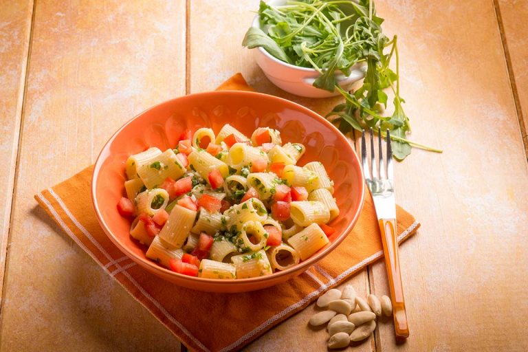 Mezzemaniche Rustichella d&rsquo;Abruzzo con Pesto di Rucola, Pomodorini e Mandorle Croccanti