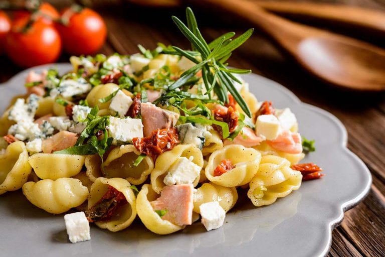Cestini con salmone, pomodori semisecchi e Roquefort