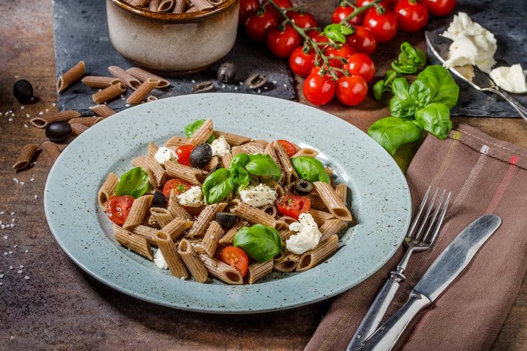 Penne integrali con pomodorini, mozzarella e olive nere