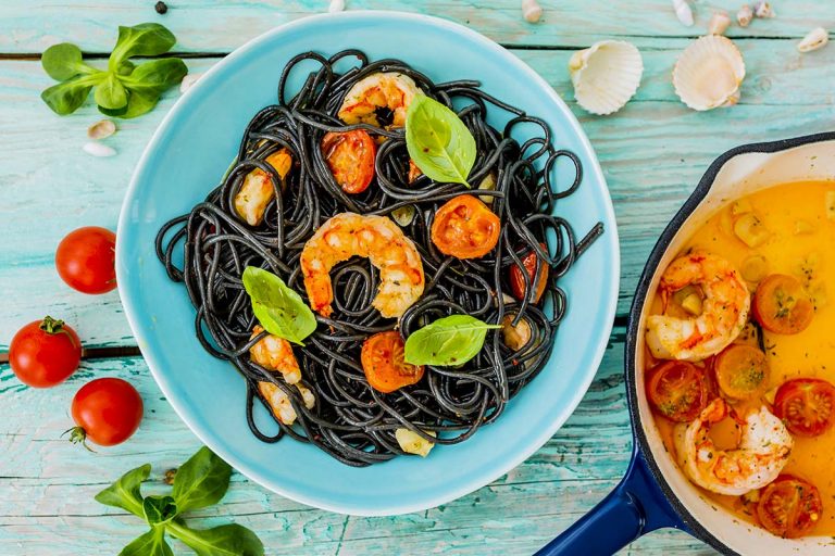 Tonnarelli al nero di seppia con gamberi e pomodorini