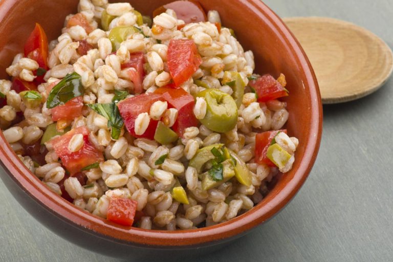 Insalata di Farro con Pomodorini e Olive Verdi