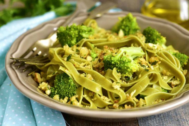Pappardelle verdi con broccoli e briciole di pane tostate all&rsquo;aglio