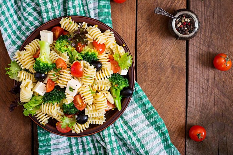 Pasta fredda con broccoli, pomodorini, feta e olive