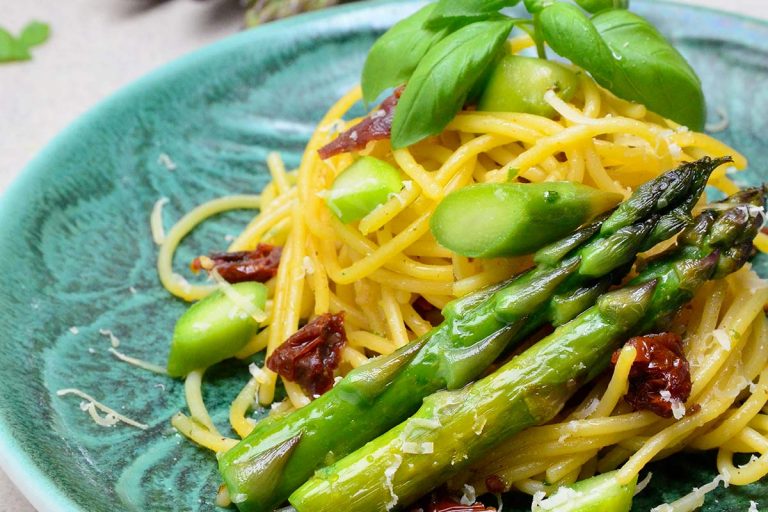 Spaghetti di mais con asparagi, pomodori semisecchi e parmigiano