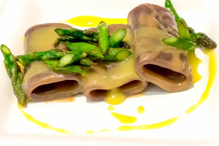 A tavola con gli chef: Paccherini ai Frutti di bosco con punte di asparagi saltate e crema di zafferano