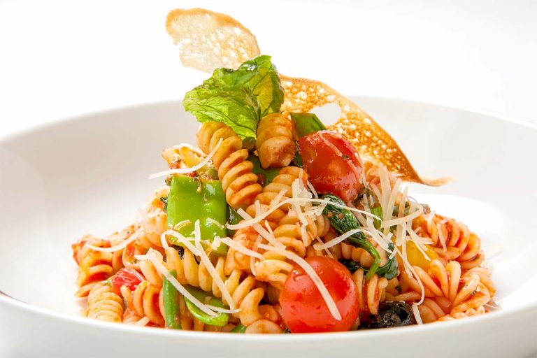 Fusilli con piattoni al pomodoro e parmigiano in crosta