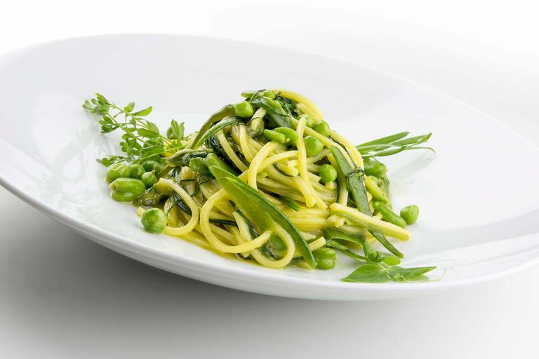 Spaghetti senatore cappelli con piselli e fagiolini alle erbette