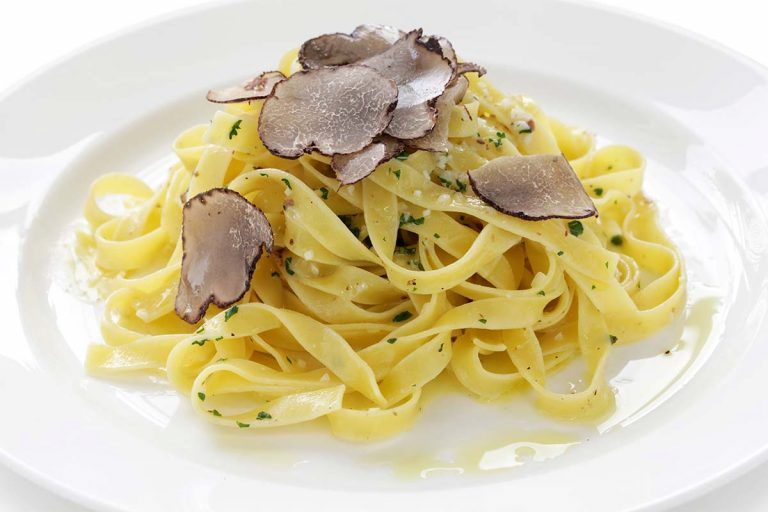 Bavettine all'uovo con crema di ricotta e tartufo
