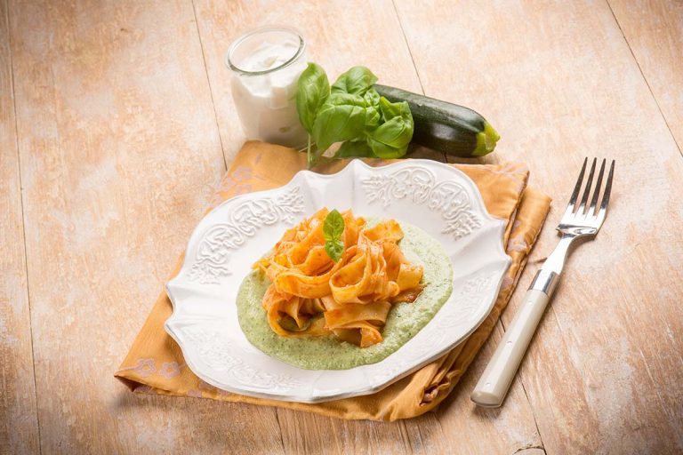 Pappardelle al pomodoro Pera d&rsquo;Abruzzo su crema di zucchine e basilico