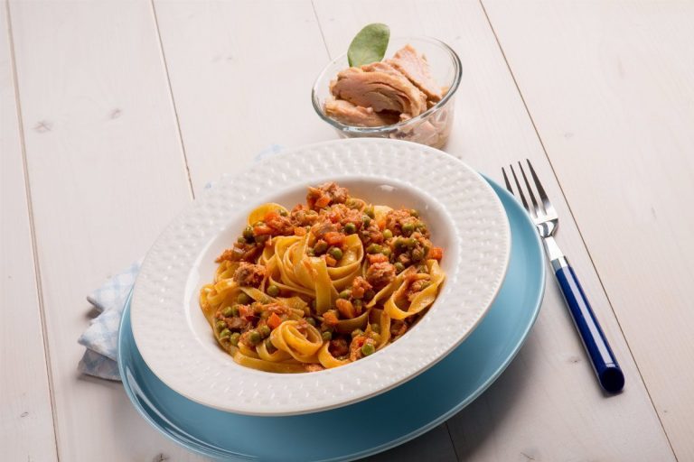 Nidi di fettuccine con rag&ugrave; di tonno, piselli e carote