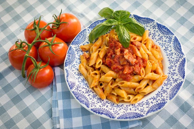 Pennucce rigate con sugo all&rsquo;amatriciana