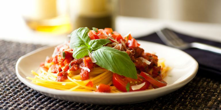 Spaghetti di mais al pomodoro e basilico