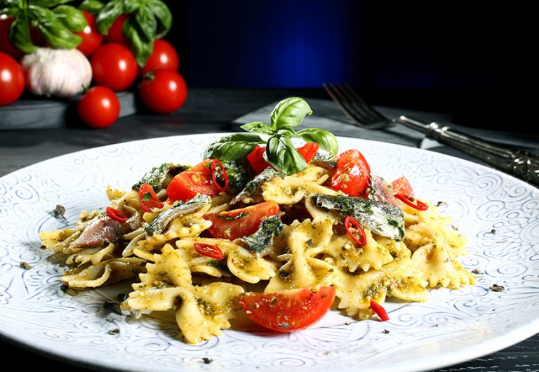 Farfalloni al pesto con acciughe e pomodorini
