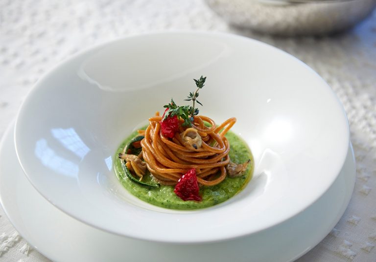 Spaghetti integrali bio con pomodorini secchi e vongole su vellutata di fagiolini
