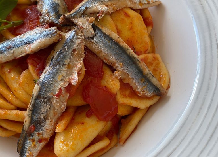 Cencioni con pomodoro, basilico e acciughe