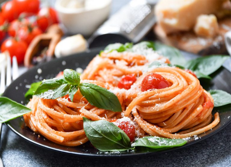 Chitarrone con pomodoro fresco, basilico e grana