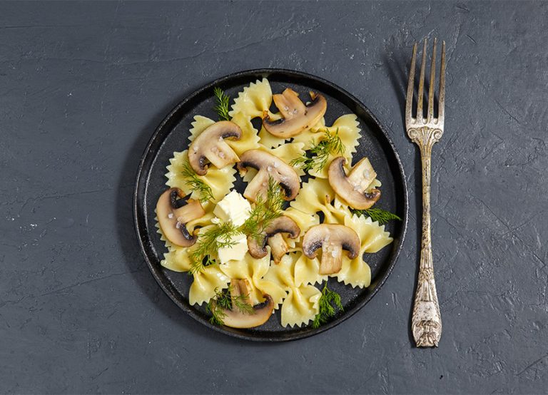 Farfalloni con champignon, primo sale e finocchietto selvatico
