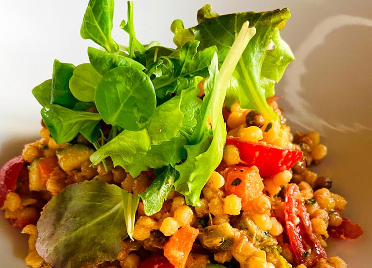 Insalata di fregola sarda con pesto di pistacchio