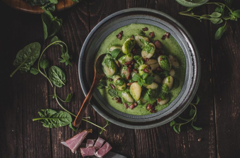 Gnocchi con crema di basilico e pancetta croccante