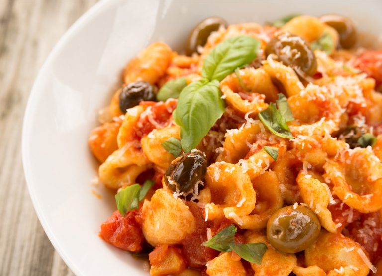 Orecchiette con sugo e olive