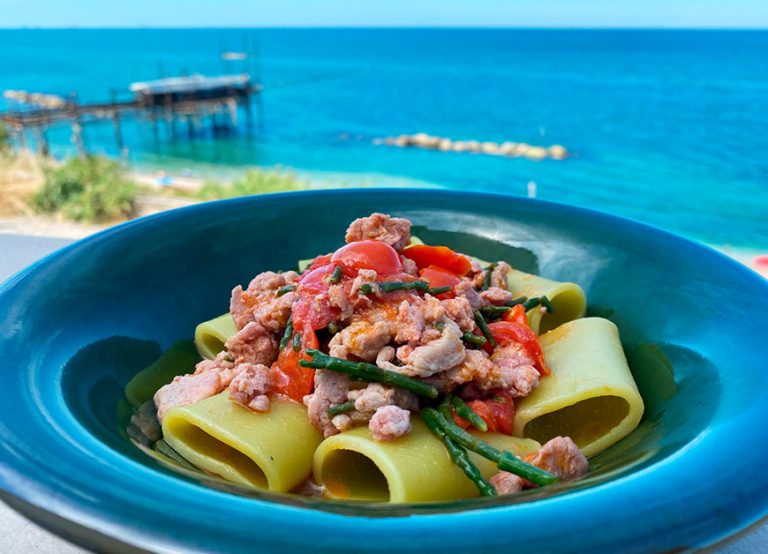 Paccherini al bergamotto con tonno e asparagi di mare
