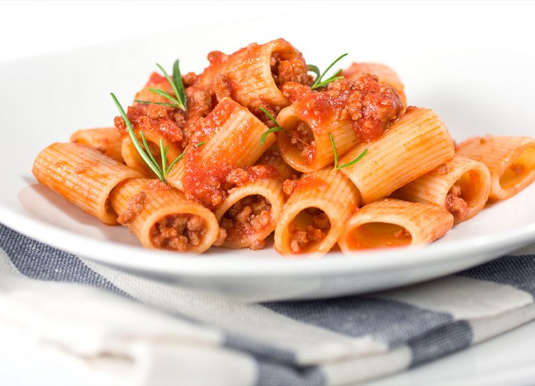 Rigatoni con rag&ugrave; al profumo di rosmarino