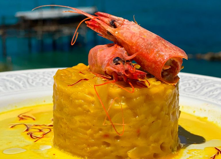 Tortino di orzo pasta con gamberoni rossi su riduzione di zafferano