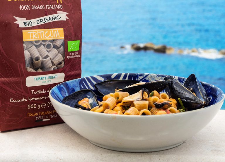 Tubetti integrali con cozze, ceci e asparagi di mare