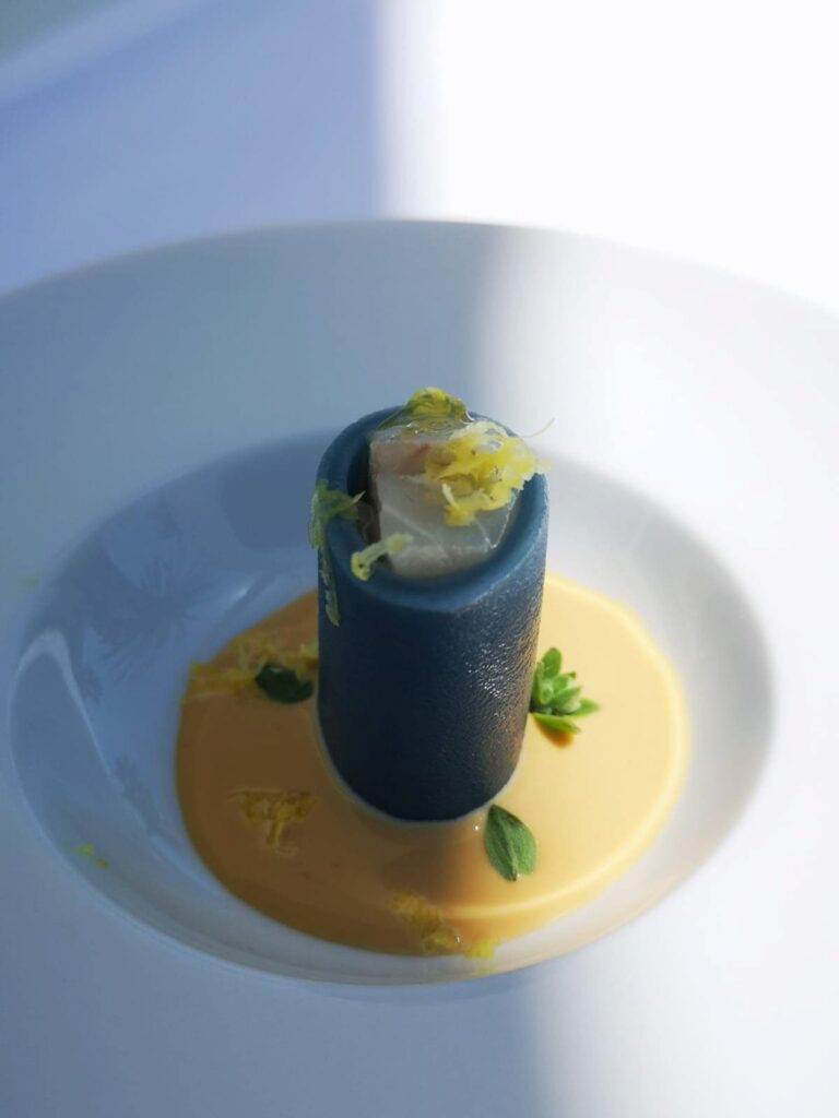 Paccherini Blue Sky ripieni di Tartare di ricciola, Mayo al limone e Maggiorana