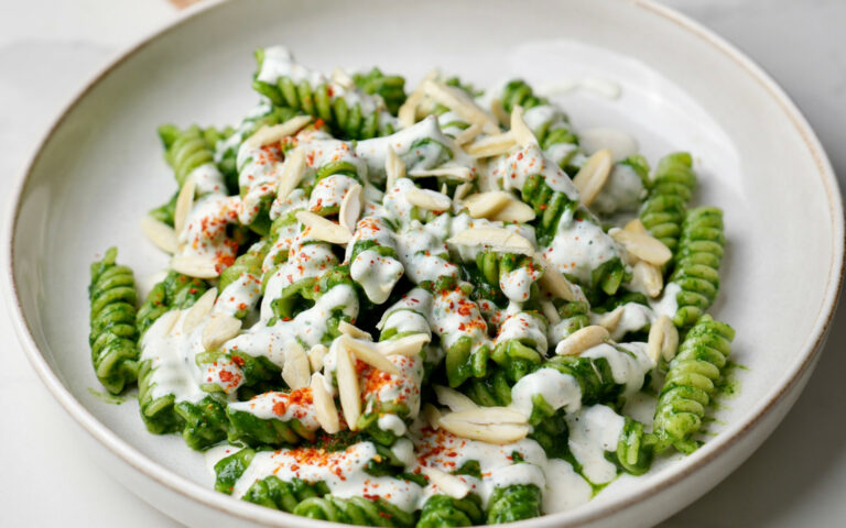 FUSILLI MIT SCHWARZKOHL-PESTO UND GER&Auml;UCHERTER RICOTTA-SAUCE - LESEN SIE DAS REZEPT